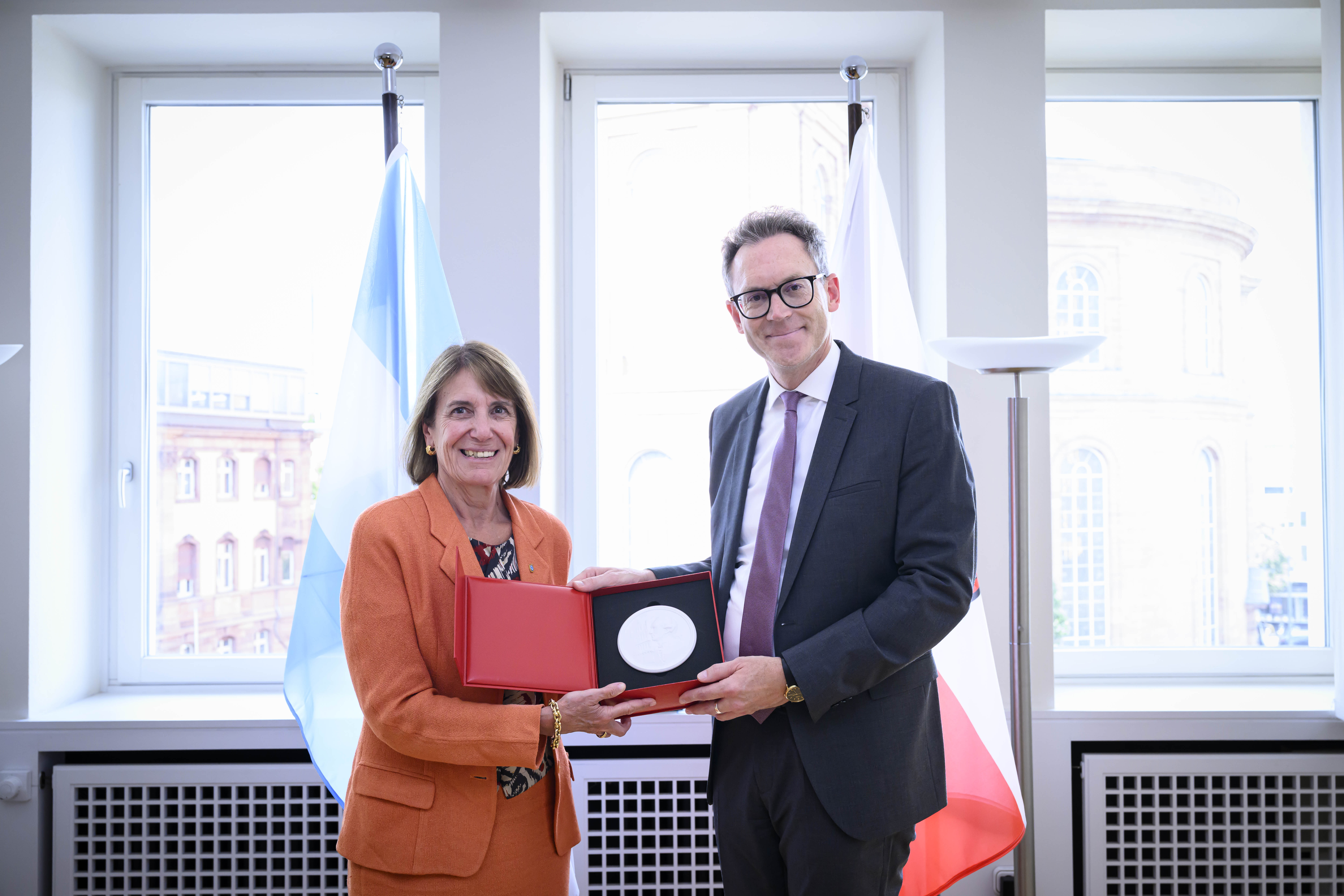 Botschafterin Betina Alejandra Pasquali de Fonseca (l.) mit B�rgermeister Nils K��ler. Foto: Salom� Roessler/ Stadt Frankfurt am Main