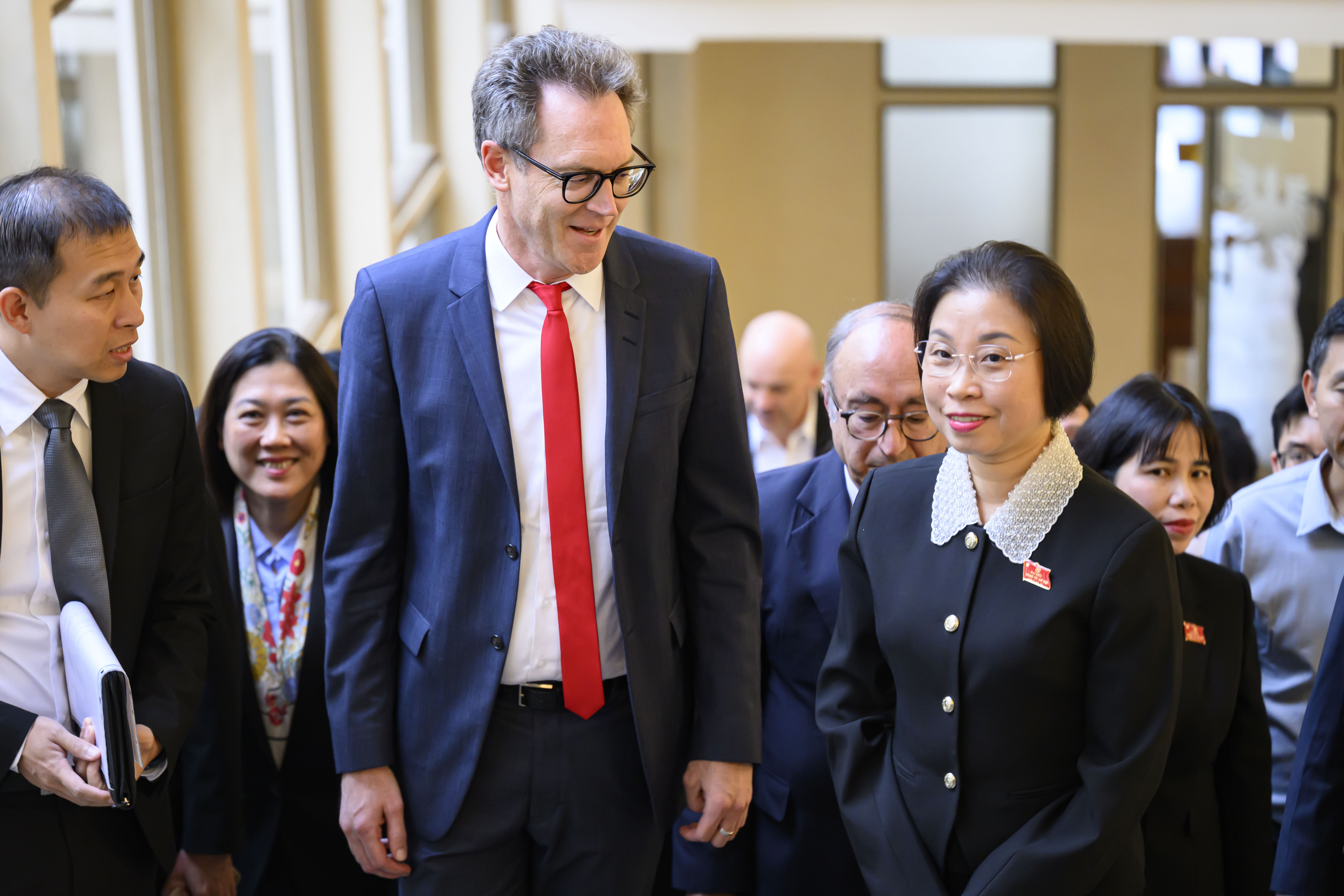 B�rgermeister und Wirtschaftsdezernent Nils K��ler mit der Hanoier Delegationsleiterin Pham Thi Thanh Mai. Foto: Salom� Roessler/Stadt Frankfurt a.M.