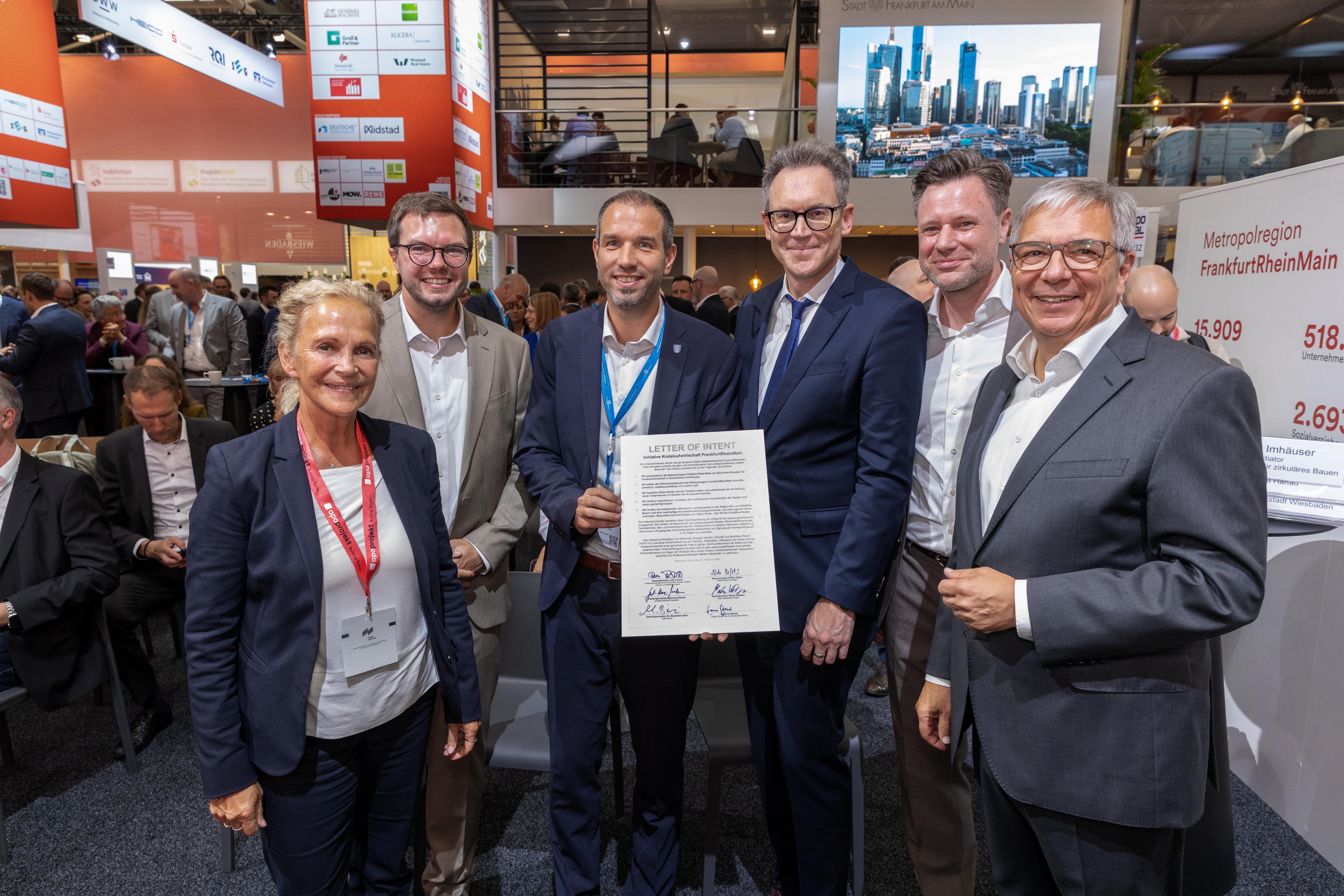v.l.: Staatssekret�rin Ines Fr�hlich (HMWVW), Hanaus Oberb�rgermeister Dr. Maximilian Bieri, Offenbachs Stadtk�mmerer Martin Wilhelm, der Frankfurter B�rgermeister Dr. Nils K��ler, �Circle�-Initiator Daniel Imh�user und Oberb�rgermeister Gert-Uwe Mende (W