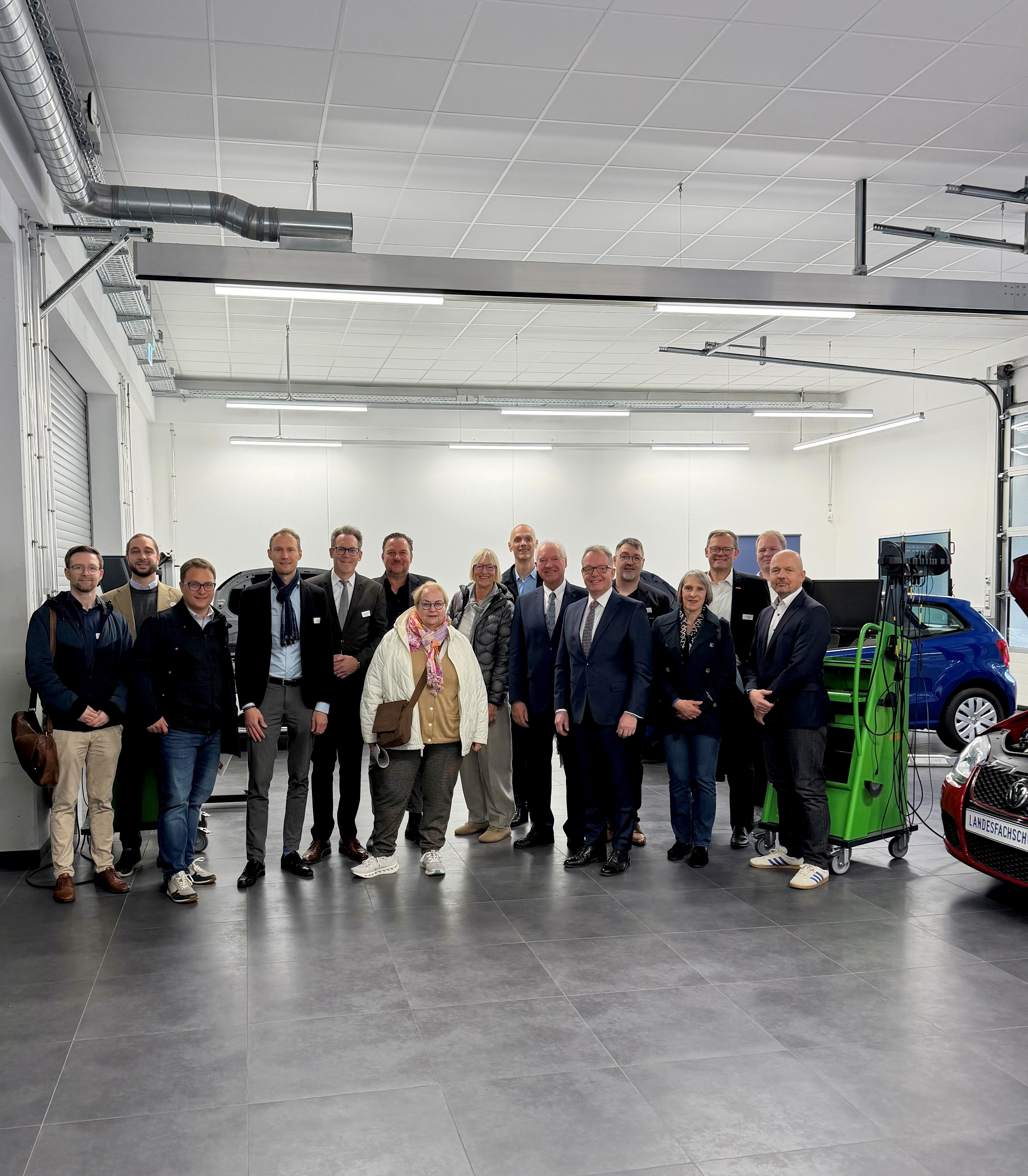 Gro�e Delegation aus Stadtpolitik, Verwaltung und den beiden Kammern beim Wirtschaftstag in Praunheim und Hausen, hier in den R�umen der KFZ-Innung.